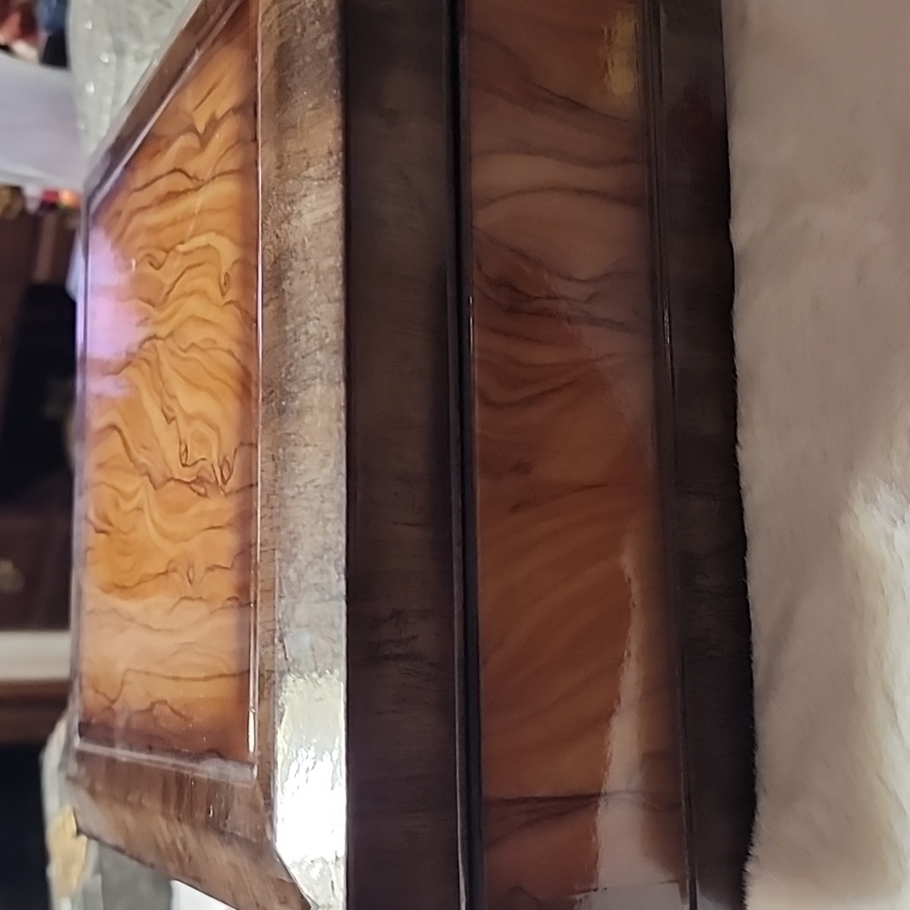 VINTAGE  SQUARE  WOODEN JEWELRY BOX. - Picture 3 of 8